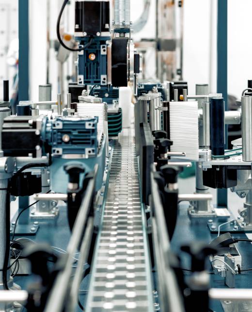 The mechanism of an automatic machine for filling and capping bottles.